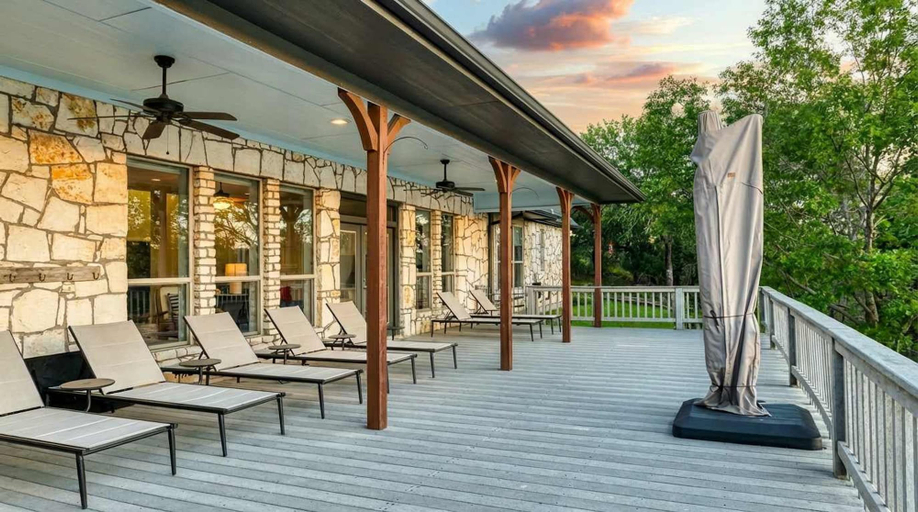 Room 4, Luxury Lake Escape Dock Basketball Views, Wise