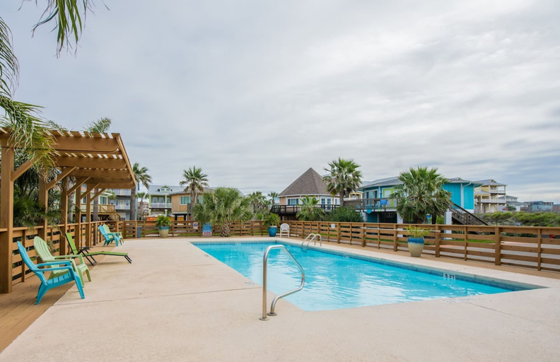 Room 5, Beach Shak- Pool View Private Apartment, Nueces