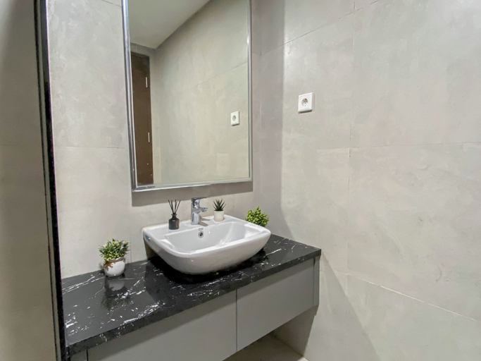 Bathroom 4, Cozy Living Studio At Apartment Pollux Chadstone, Cikarang