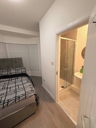 Room 5, Stylish Dream Home With 4 En-suite Bedrooms, Sefton
