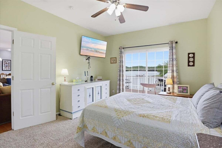 Room 5, Private Cove Dock, PWC Lifts, Huge Deck & Family Fun, Camden
