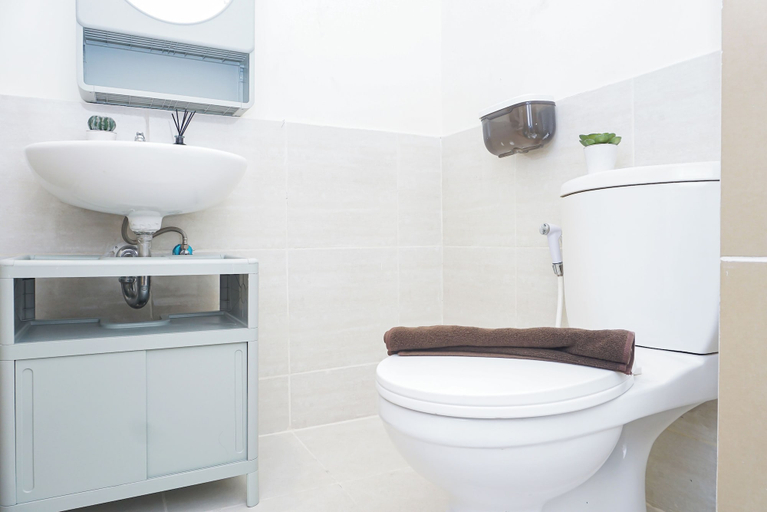 Interior 3, Gray Homelike 2Br At Apartment Meikarta District 1, Cikarang