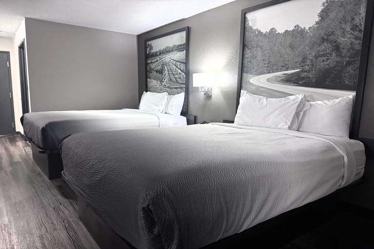 Bedroom 3, Super 8 by Wyndham Clinton/Jackson West, Hinds