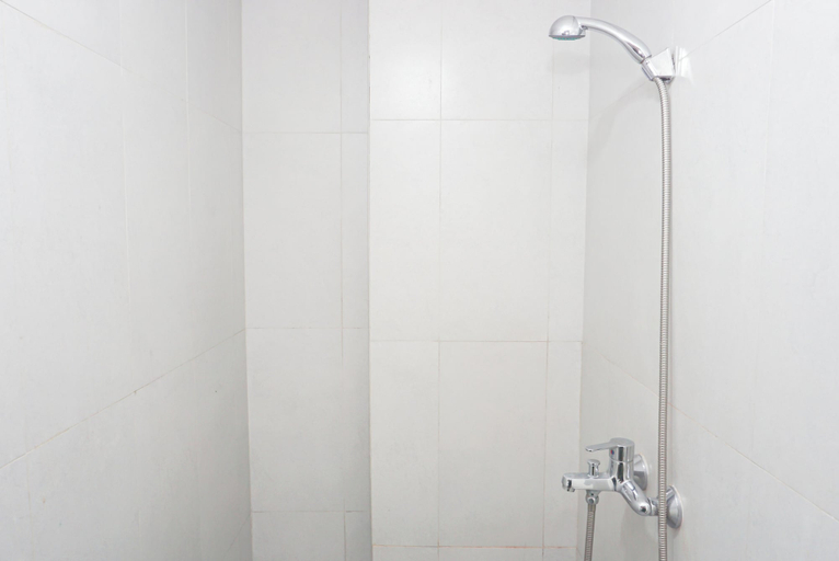 Bathroom 2, Comfortable Minimalist Studio Room At Apartment Royal Sentul Park, Bogor