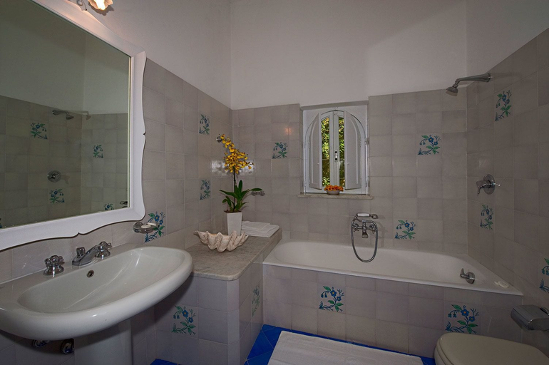 Bathroom 2, Villa Rosa, Salerno