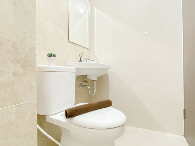 Bathroom 4, Cozy Studio Apartment At Transpark Cibubur, Depok