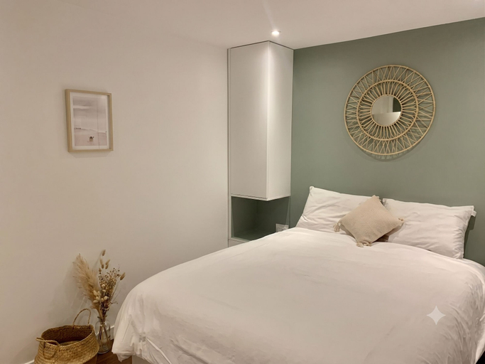 Room 4, Celine 10, Paris