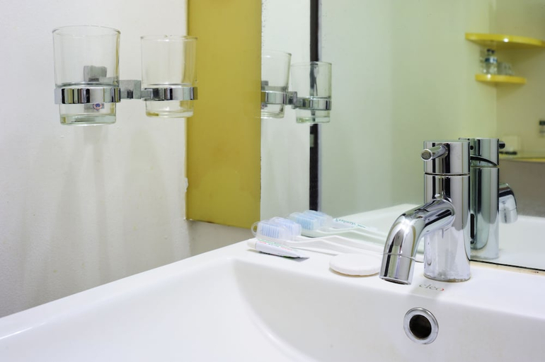 Bathroom 5, Amaris Hotel Mampang, South Jakarta