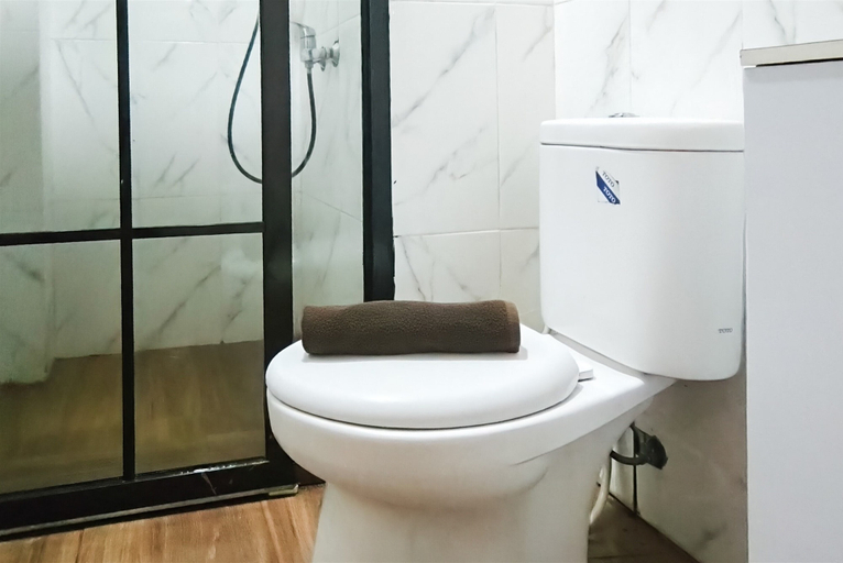 Bathroom 5, Chic And Homey 2Br At Apartment Vida View Makassar, Makassar