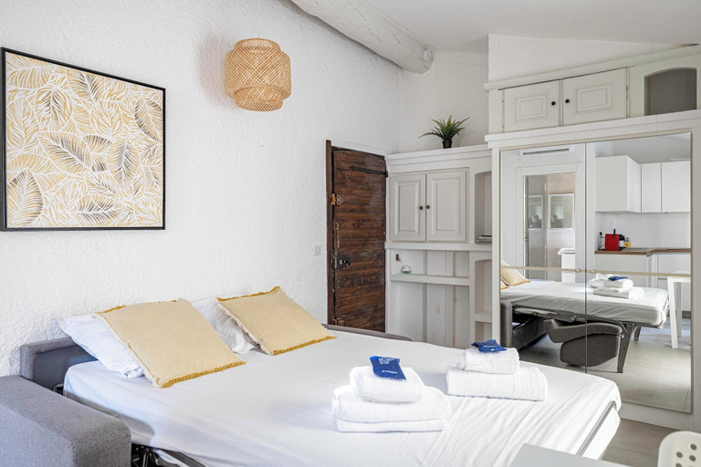 Room 4, A/C Studio in the Heart of Cannes - Old Port, Alpes-Maritimes