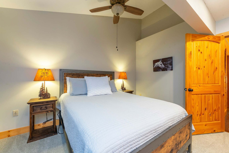 Room 2, Stunning Mtn Views Hot Tub Firepit Sleeps 10, Haywood