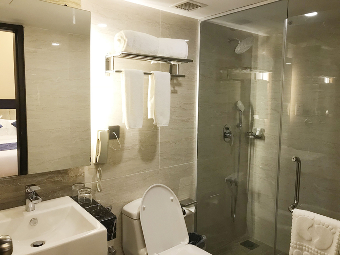 Bathroom 3, Days Hotel Dhaka, Dhaka