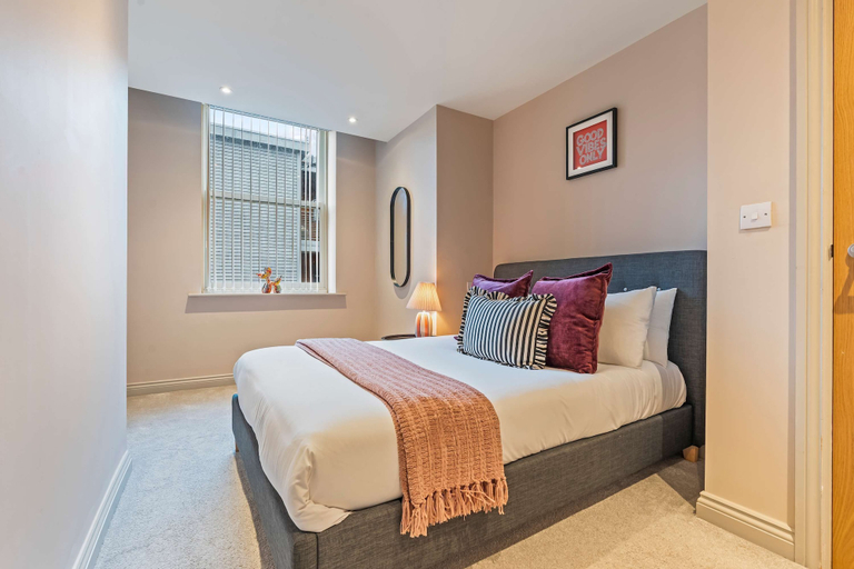 Room 5, Hartley Hill Gem - Modern Apartment Near Leeds Centre, Leeds