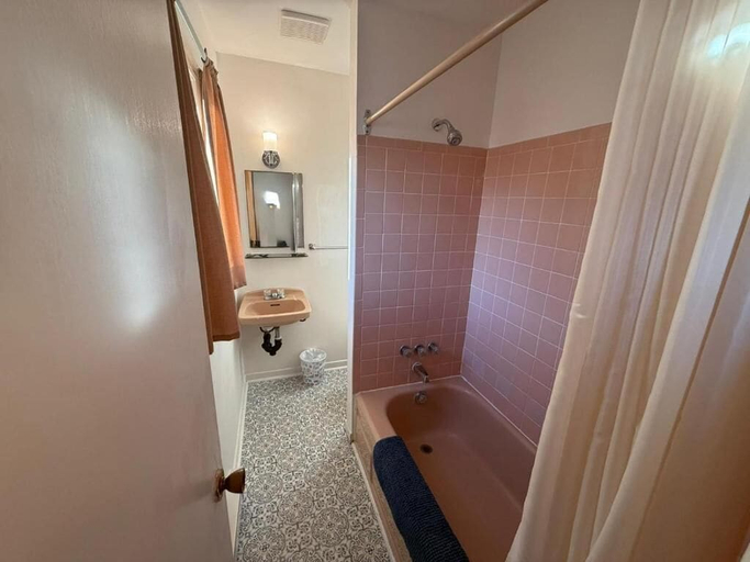 Bathroom 2, Countryview Motel and Restaurant, Westmorland
