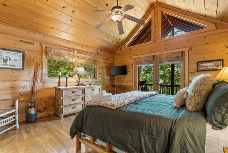 Room 5, Mountain Views Hot Tub Arcade Game Firepit, Fannin
