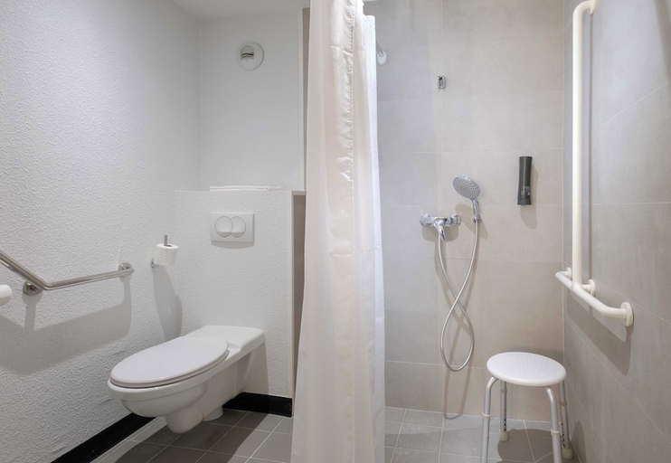 Bathroom 4, B&B HOTEL Cannes Mouans Sartoux, Alpes-Maritimes