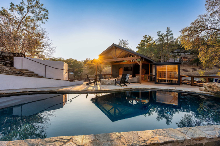 Room 5, Prime Sequoia Stay Pool Hot Tub Sauna Views, Tulare