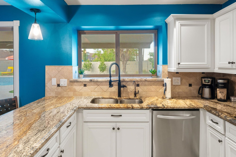 Room 2, Pickleball Heated Pool Spa Sleeps 16, Maricopa