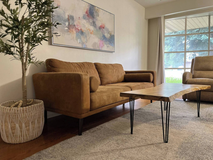 Living room 5, Rockway Retreat - Spacious Home & Backyard Oasis, Waterloo