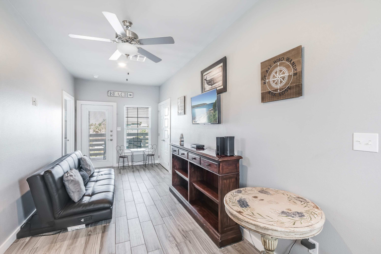Room 4, Spacious Townhouse Walk to Beach Resort Pool, Nueces