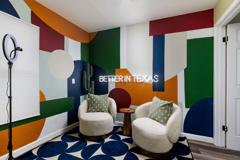 Room 4, The Sunburst Sleeps 18 Basketball Heated Pool, Bexar