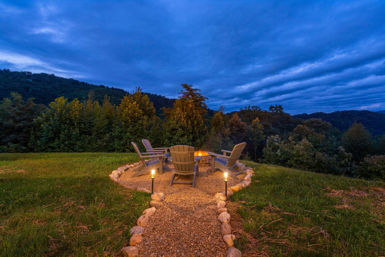 Room 4, Stunning Mtn Views Hot Tub Firepit Sleeps 10, Haywood