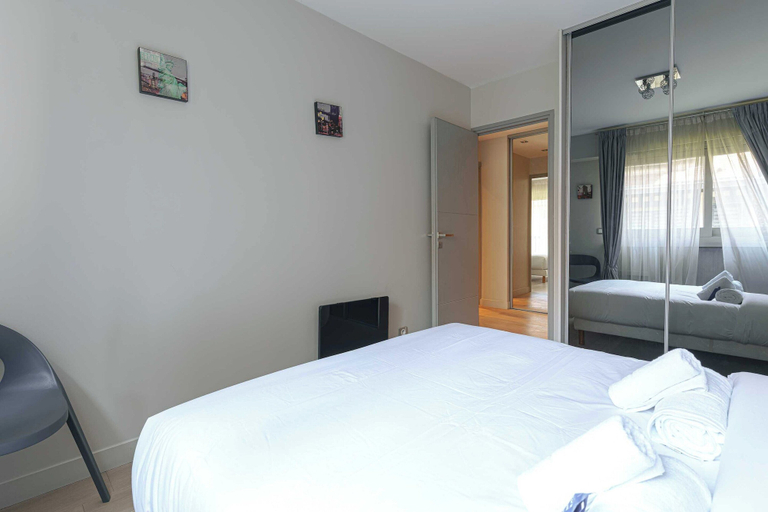 Room 2, Charming Apartment with Balcony 3BR/6P - Deauville, Calvados