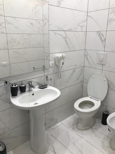 Bathroom 4, Donna Margharet, Crotone