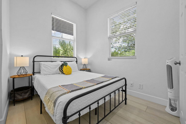 Room 3, Pineapple Paradise 1 13 min to Beach Fire Pit, Sarasota