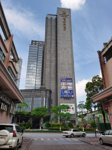 Exterior & Views