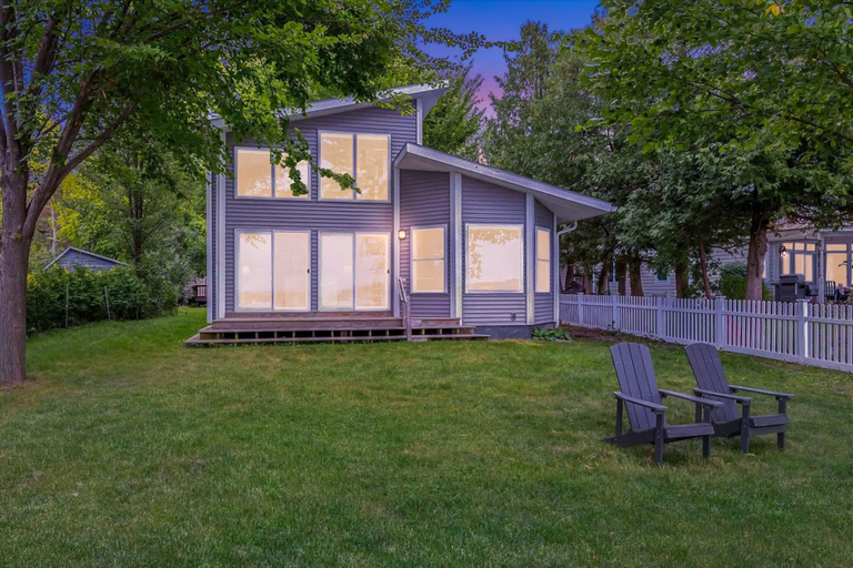 Room 2, Gorgeous Lakefront Home w Private Beach Views, Chittenden