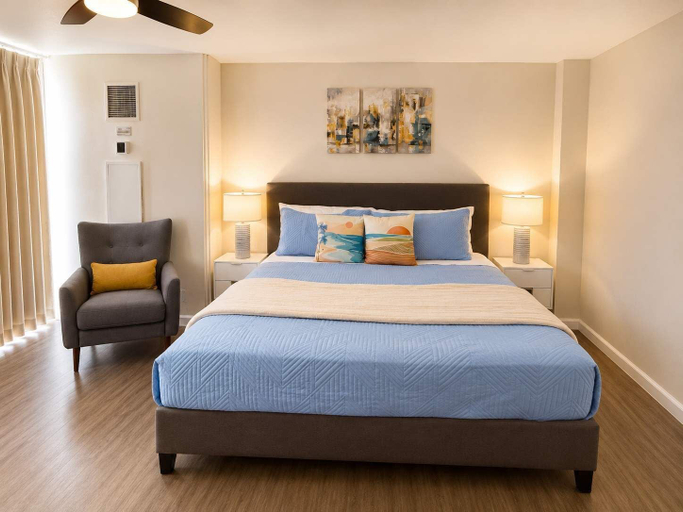 Room 2, @ Marbella Lane - King Studio Steps to Beach Oasis, Honolulu