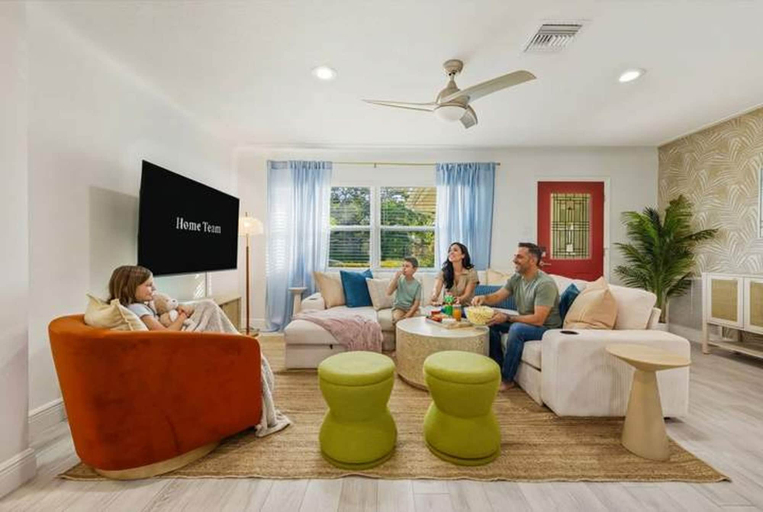 Room 5, Resort Style Backyard Pool Hot Tub Movie Room, Pinellas