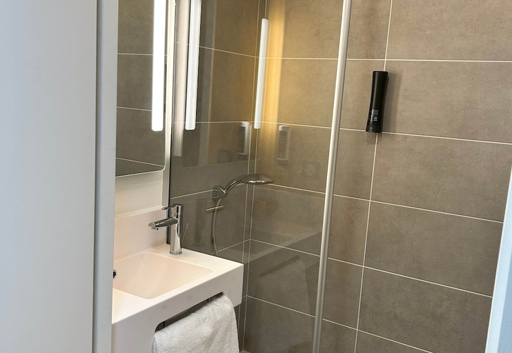 Bathroom 4, B&B HOTEL Cergy Saint Christophe Gare, Val-d'Oise