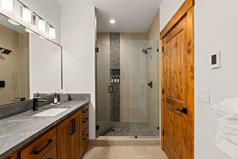 Room 3, Sleeps 14 Hot Tub Sauna Fire Pit New Build, Clackamas