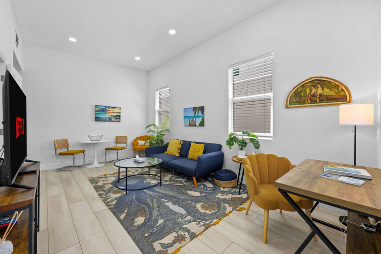 Room 5, Pineapple Paradise 1 13 min to Beach Fire Pit, Sarasota