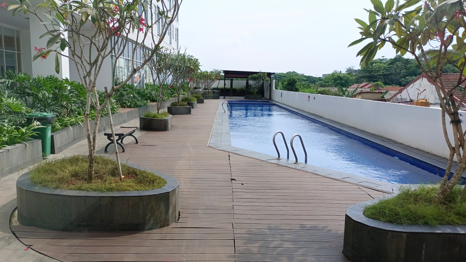 Pool, Chic Modern Style Studio Apartment At Serpong Garden, Tangerang