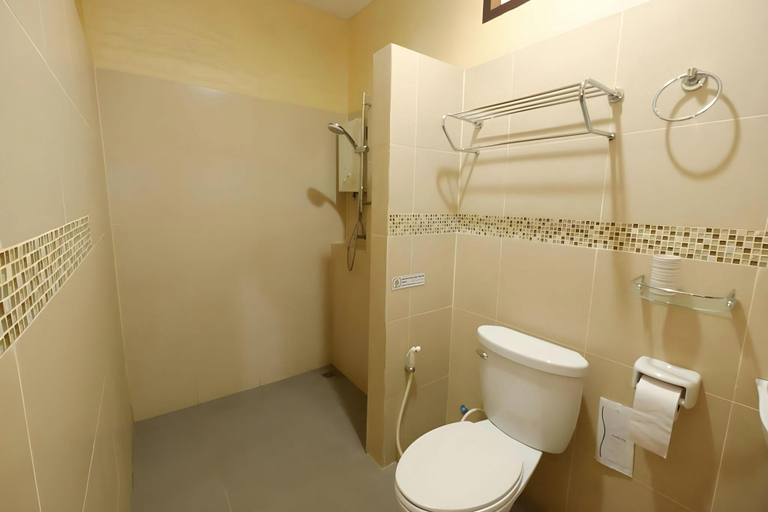 Bathroom 4, Piya Guesthouse, Muang Mae Hong Son