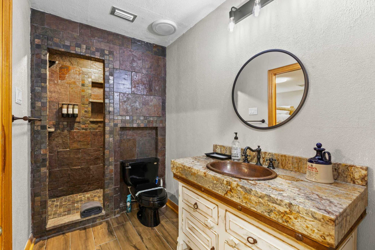 Room 5, Tampa Oasis Private Pool Sauna Sleeps 14, Hillsborough