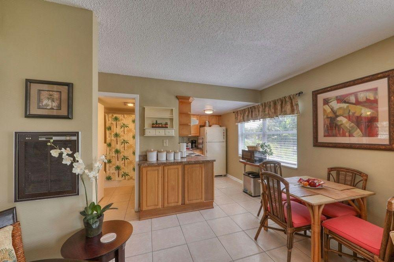 Food & Drinks, BeachTrail Lodging, Pinellas