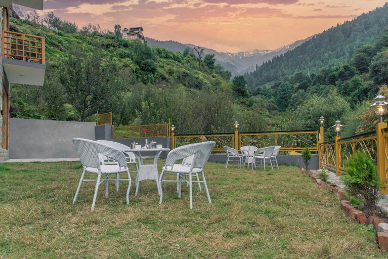 Outdoor dining, Indrasan Manali, Kullu
