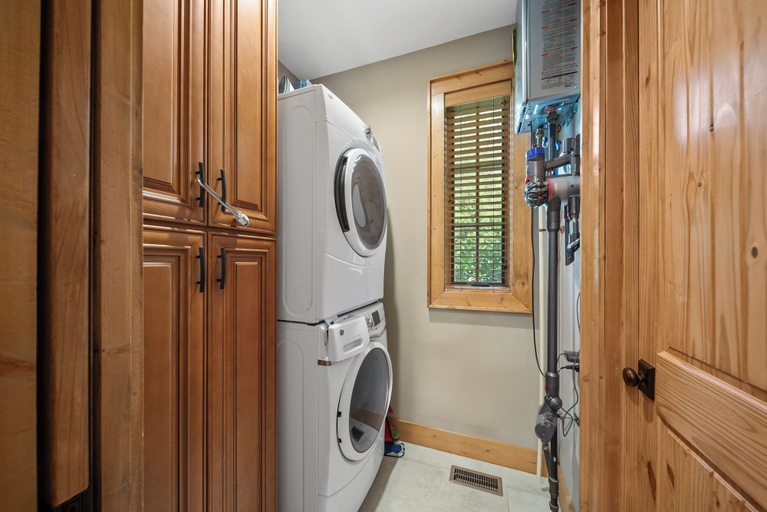 Interior 5, River Rock, Avery