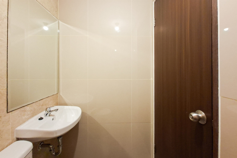 Bathroom 3, Comfortable And Functional Studio Room At Apartment Transpark Bintaro, Tangerang Selatan