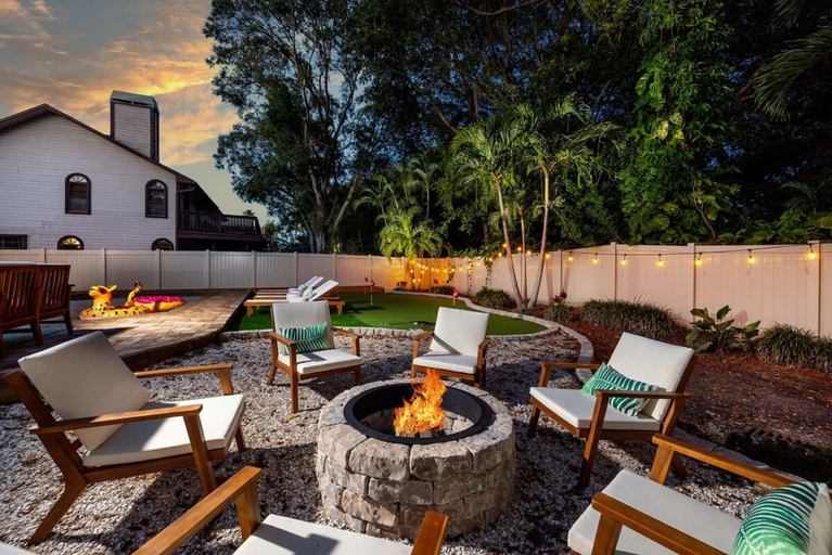 Room 3, 1 Mile to Beach Pool Tiki Bar Mini Golf, Pinellas