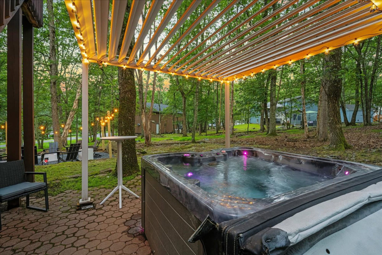 Room 3, Forest Retreat Hot Tub-fire Pit-pool Table, Monroe