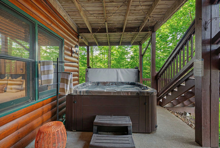 Room 4, Blue Ridge Retreat - Sauna - Hot Tub - Firepit, Fannin