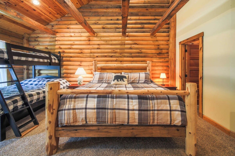 Room 4, Sleeps 16 Hot Tub Sauna Dogs Welcome Ping Pong, Madison