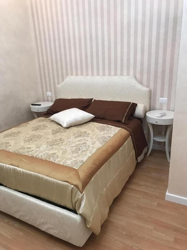 Bedroom 2, Donna Margharet, Crotone