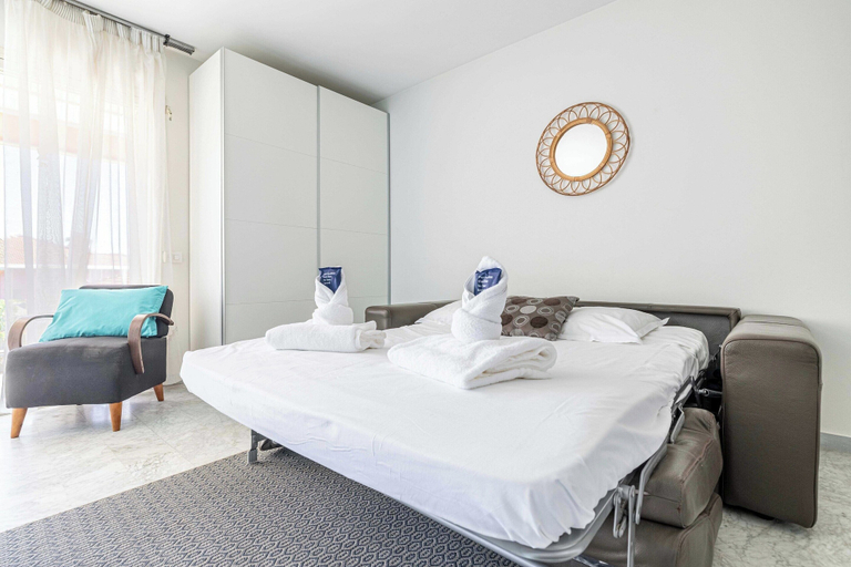 Room 5, Bright Studio With Parking Near Beach & Old Town, Alpes-Maritimes