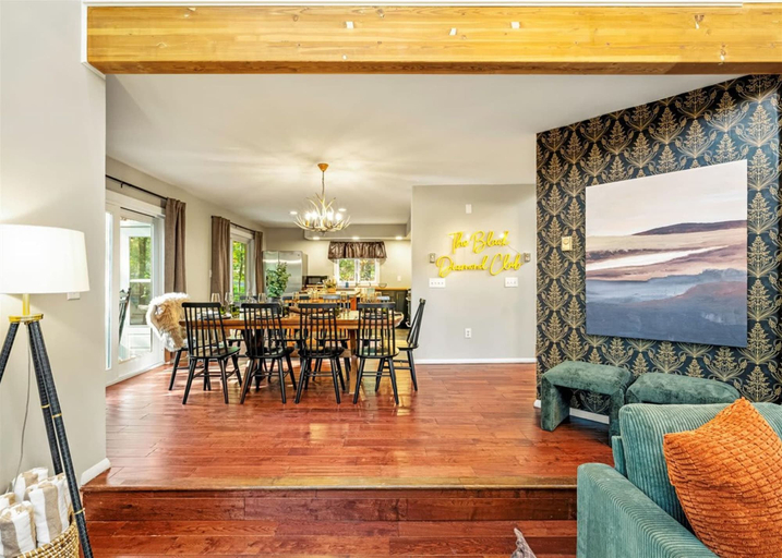 Room 5, Forest Retreat Hot Tub-fire Pit-pool Table, Monroe
